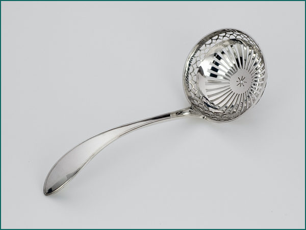 Zilveren suikerstrooilepel uit 1828-0