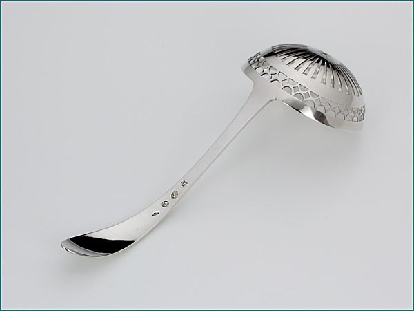 Zilveren suikerstrooilepel uit 1828-8011