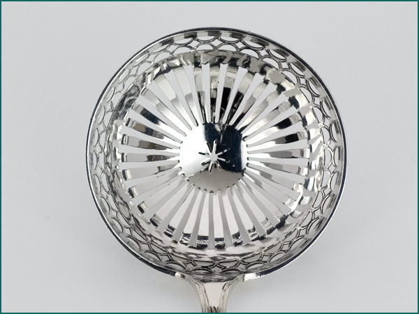 Zilveren suikerstrooilepel uit 1828-8013