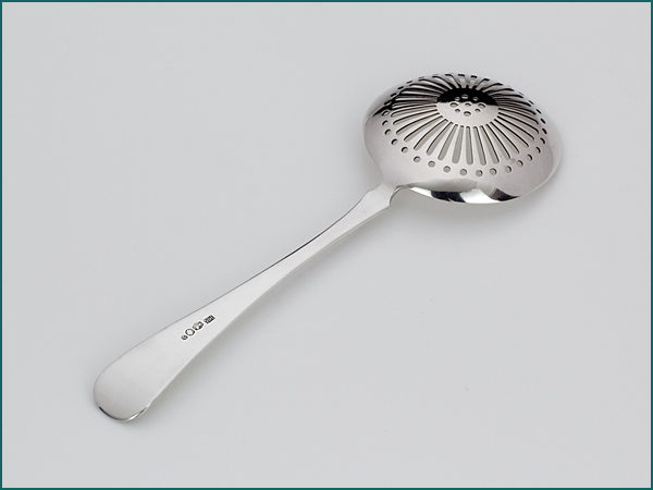 Zilveren natfruit/strooilepel met parelrand uit 1922-6983