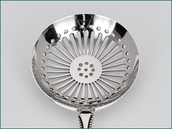 Zilveren natfruit/strooilepel met parelrand uit 1922-6985