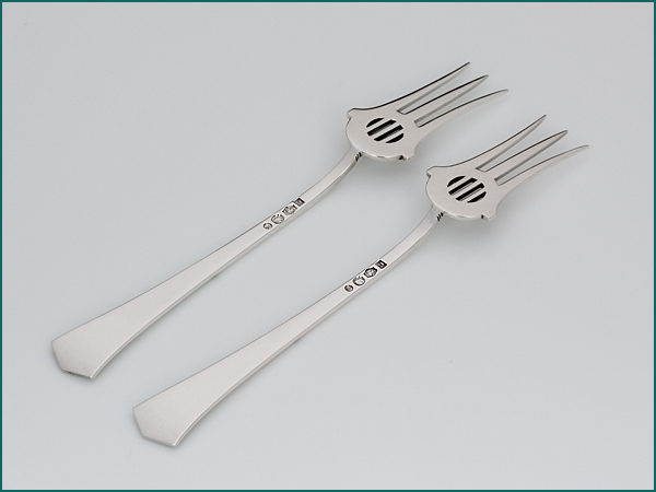 Een stel zilveren dienvorken uit 1907-8200