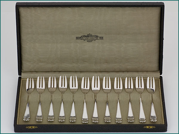 12 grote zilveren gehamerde gebaksvorken 1925-1953 in etui-0