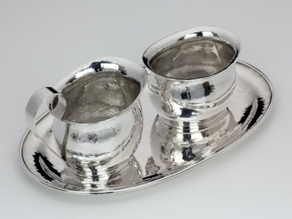 Zilveren gehamerd roomstel op blad-9781