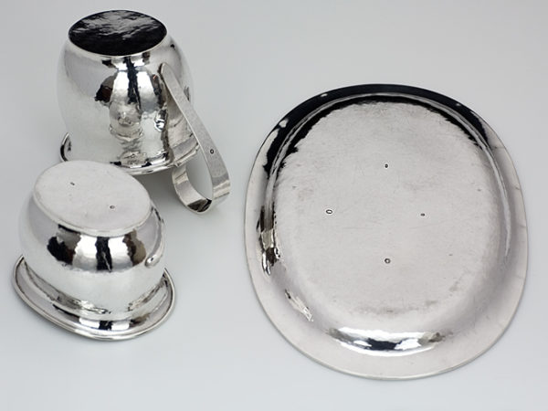 Zilveren gehamerd roomstel op blad-9783