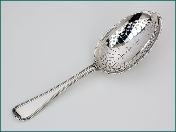 Zilveren natfruitlepel met parelrand uit 1899-0