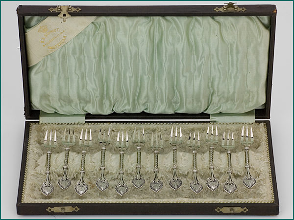 12 zilveren petitfourvorkjes 1858-1905 in etui-0