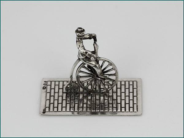 Zilveren miniatuur fietser uit 1979-0