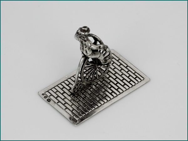 Zilveren miniatuur fietser uit 1979-7751
