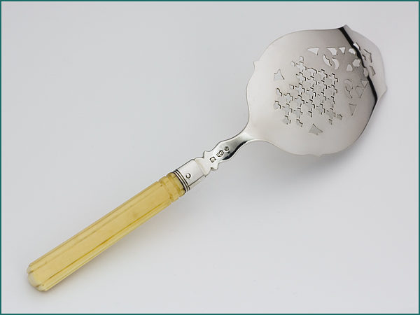 Zilveren taartschep met gravering en benen heft uit 1879-6744