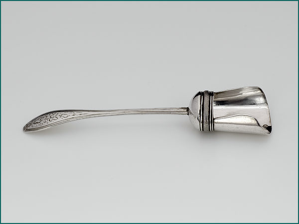 Zilveren specerijschepje met gravering uit 1835-8438