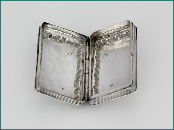 Zilveren pillen/snuifdoosje uit 1864-8631