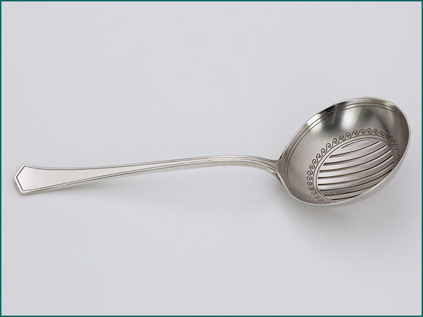 Zilveren natfruit/strooilepel met gematteerde bak 1906-1924-6975