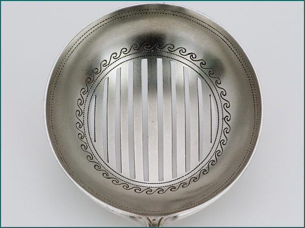 Zilveren natfruit/strooilepel met gematteerde bak 1906-1924-6976