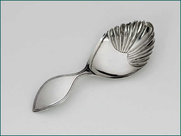 Zilveren schelpvormige theeschep uit 1830-0