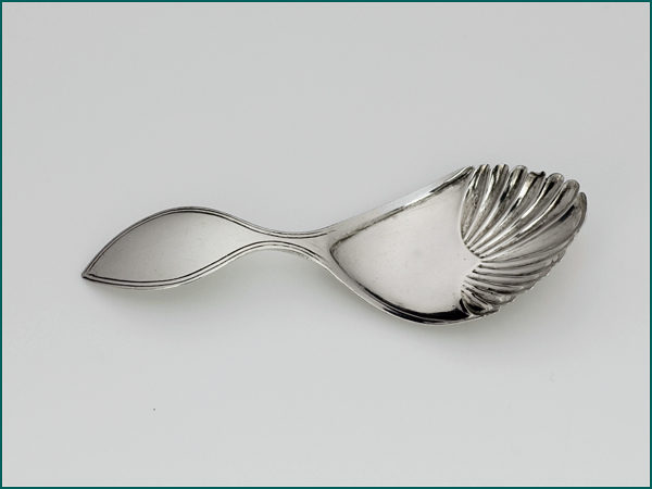 Zilveren schelpvormige theeschep uit 1830-9014