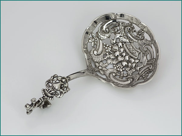 Zilveren suikerstrooilepel 1746-1764 (Wirdum)-0