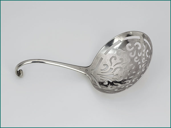 Zilveren suikerstrooilepel 1751-1779 (Leeuwarden)-9401