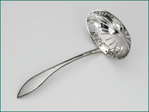 Zilveren suikerstrooilepel uit 1802-0