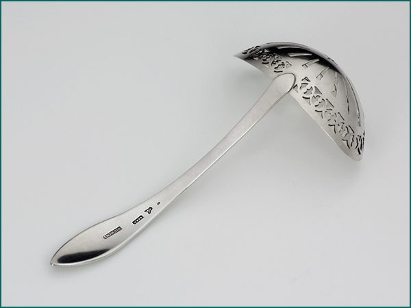 Zilveren suikerstrooilepel uit 1802-9328