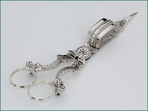 Zilveren kaarsensnuiter met gravering na 1953-0