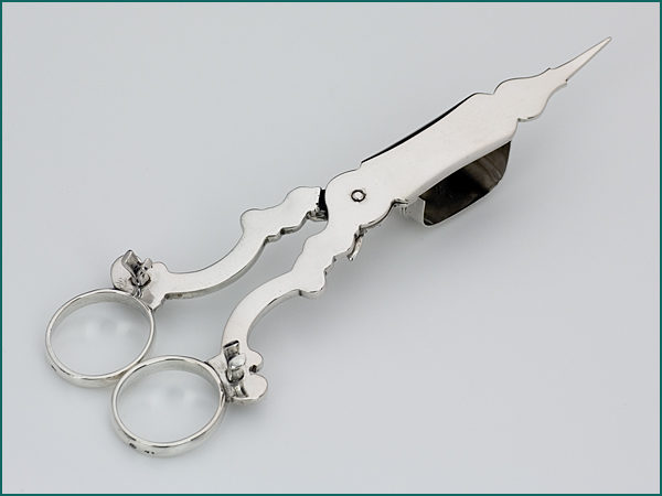 Zilveren kaarsensnuiter met gravering na 1953-7238