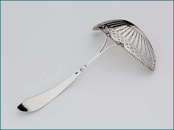 Zilveren suikerstrooilepel met gravering uit 1820-7142