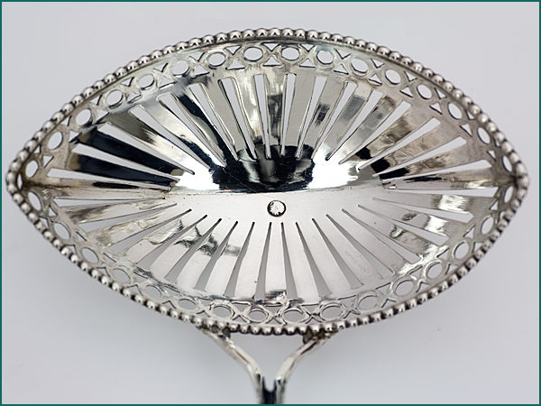 Zilveren suikerstrooilepel met gravering uit 1820-7144