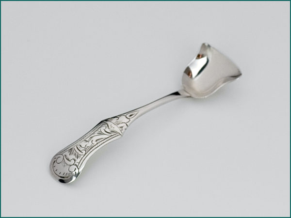 Zilveren specerijschepje met gravering uit 1849-0