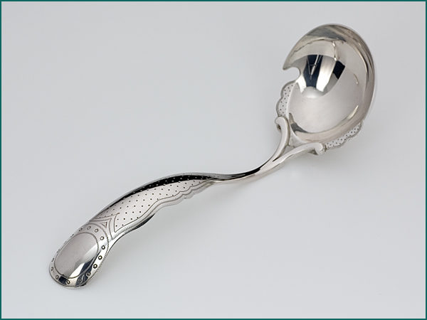 Zilveren saus/compotelepel met gravering uit 1869-0