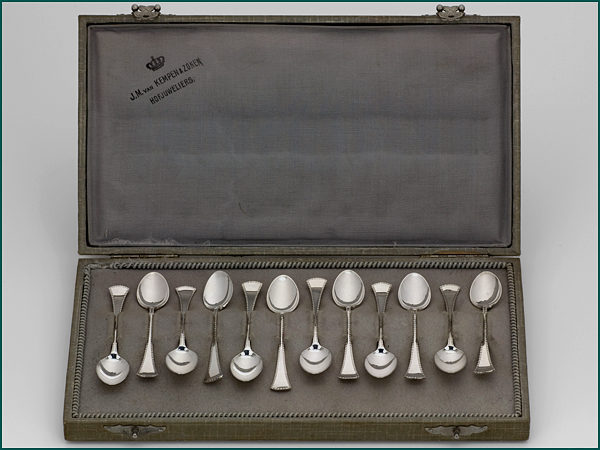 12 zilveren mokkalepels in etui 1906-1924-0