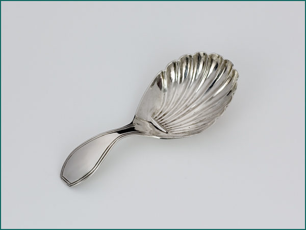 Zilveren schelpvormige theeduim uit 1830 (Franeker)-0