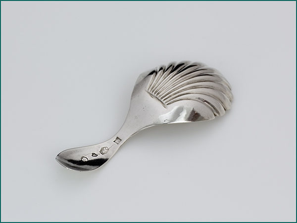 Zilveren schelpvormige theeduim uit 1830 (Franeker)-7488