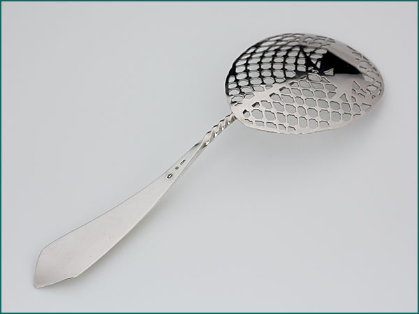 Zilveren visdienschep met gravering uit 1901-7980