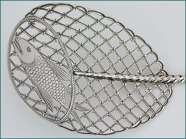 Zilveren visdienschep met gravering uit 1901-7982