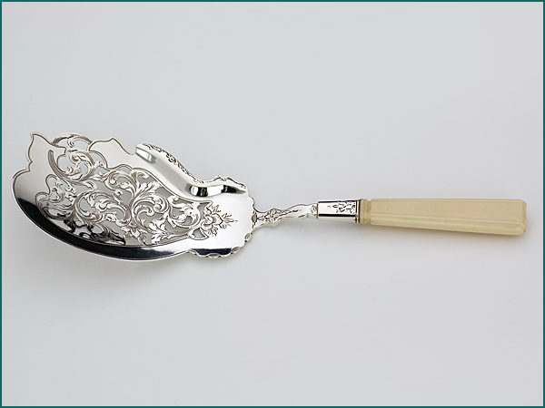 Zilveren visdienschep met benen heft uit 1862-6666
