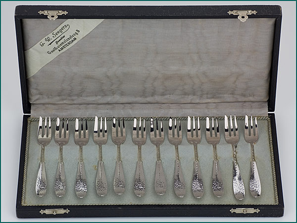 12 zilveren gehamerde gebaksvorken 1926-1953-0