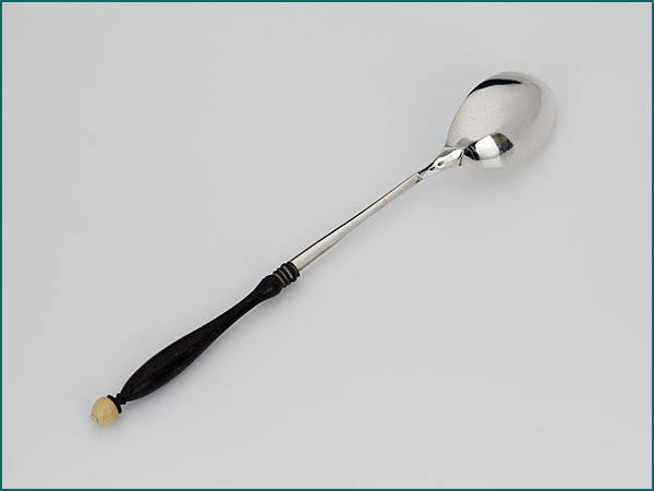 Aparte zilver lepel met ebbenhouten steel 1913-1953-7821