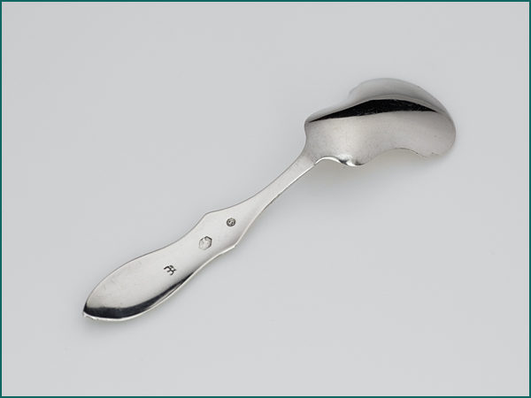 Zilveren suikerschep met gravering uit 1877-8776