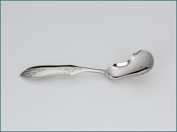 Zilveren suikerschep met gravering uit 1877-8777