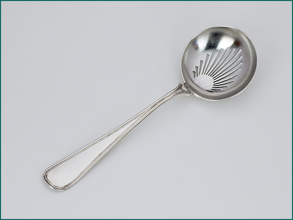 Zilveren natfruit/strooilepel uit 1919-0