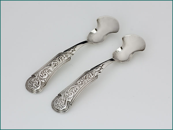 Een stel zilveren specerijschepjes uit 1855-0