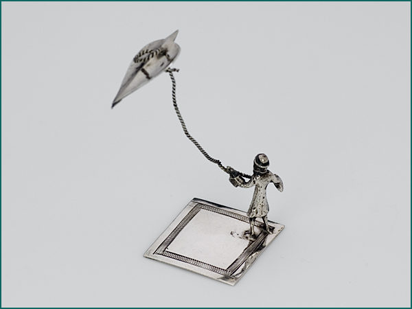 Zilveren miniatuur jongen met vlieger 1718-1725-8124