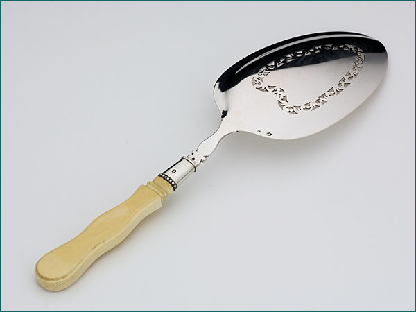 Zilveren visdienschep met benen heft uit 1882-6128