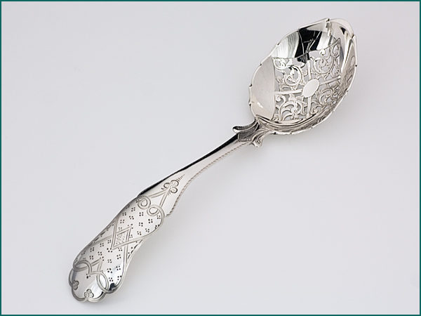 Zilveren natfruitlepel met gravering uit 1868-0