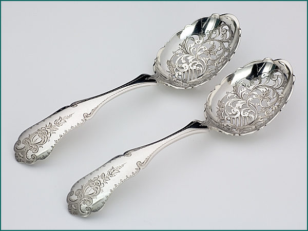Een stel zilveren natfruitscheppen met gravering uit 1872-0
