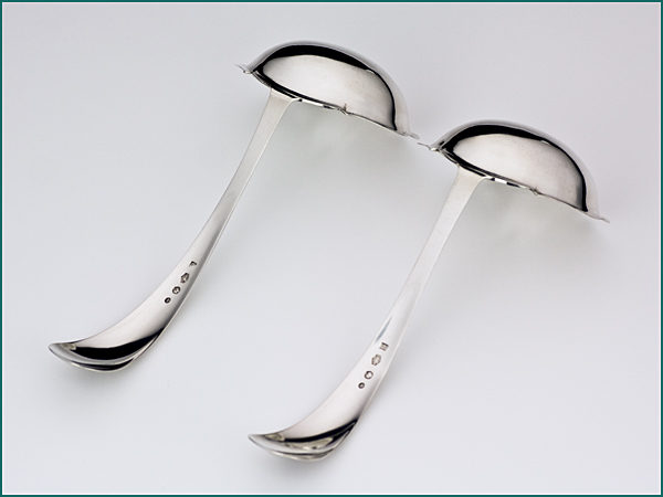 Een stel zilveren sauslepels met gravering uit 1878-6716