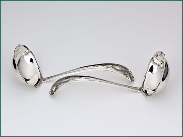 Een stel zilveren sauslepels met gravering uit 1878-6717