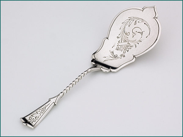 Zilveren petitfour schep met gravering uit 1905-0