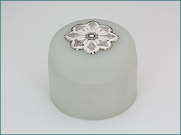 Opaline koektrommel met zilveren beslag op de deksel 1868-1887-0